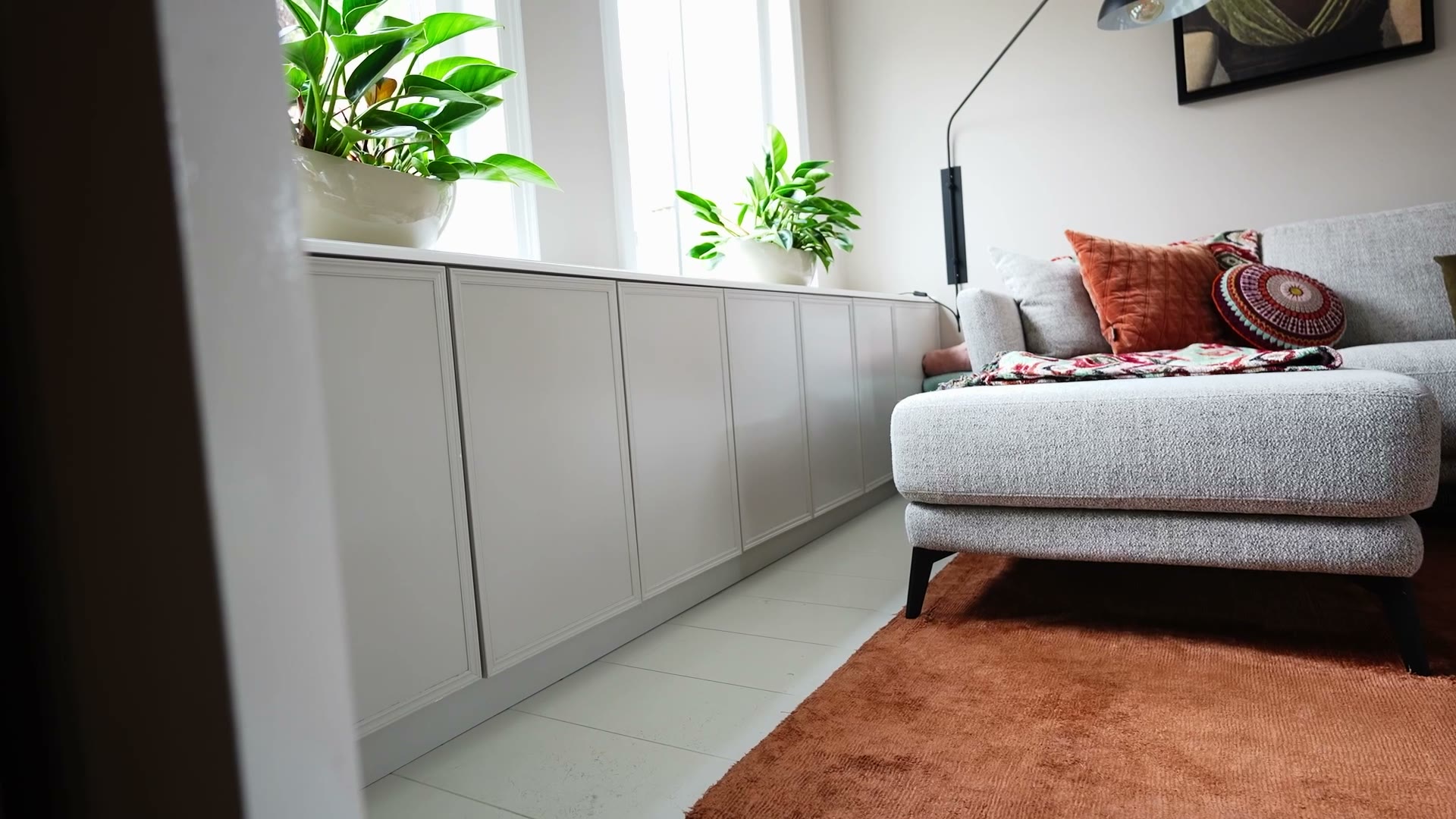 Stills uit de woningpresentatie van Vijzelstraat 1 in Edam voor Van Baarsen Vastgoed: straat, gevel en interieur (1 van 6)