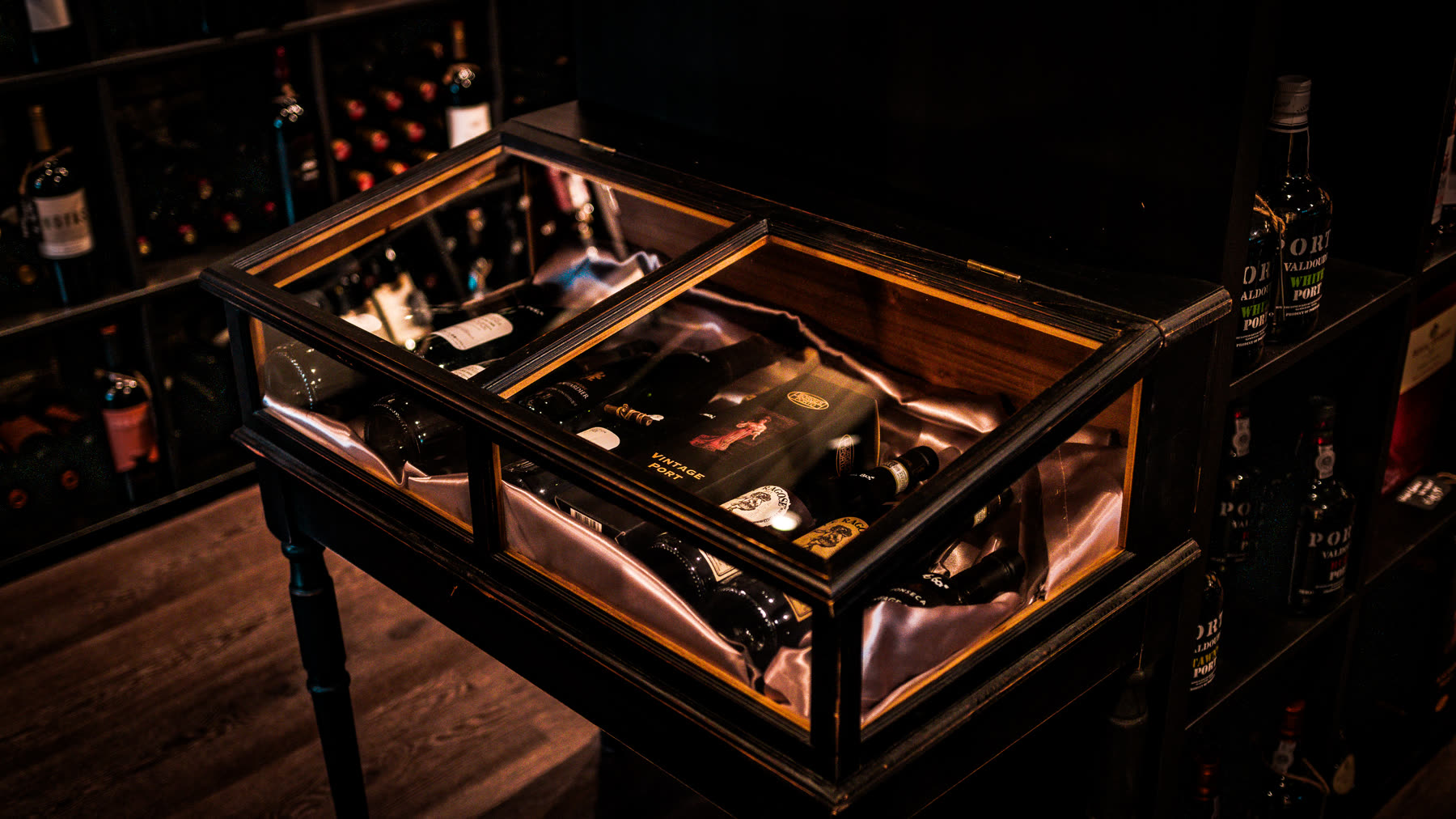 Bedrijfsvideo en productfotografie voor 24Wines in Volendam: winkel, assortiment en inpakproces (1 van 12)