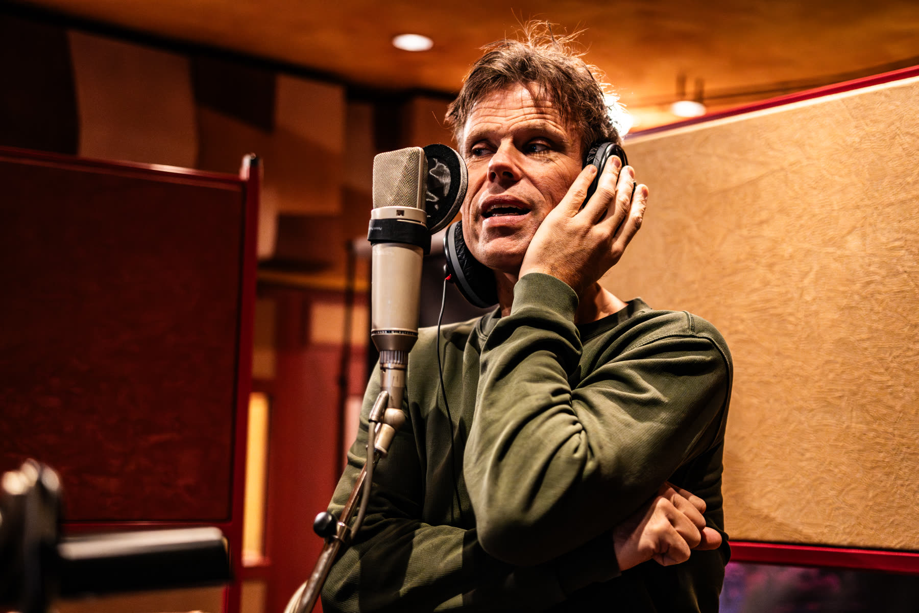 Fotoreportage voor Stichting voor het Kind: opnamesessie van de single in de studio (1 van 12)