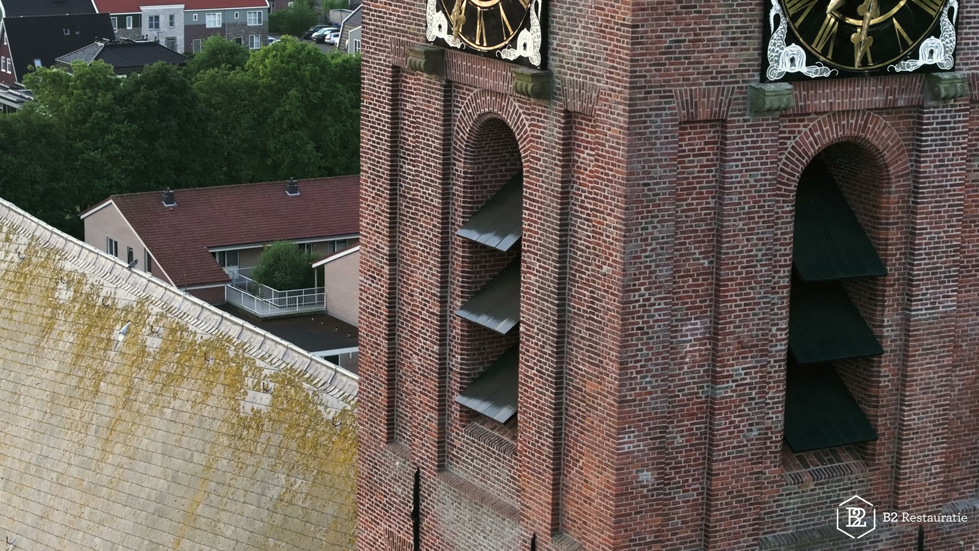 Stills uit de projectvideo van B2 Restauratie over de restauratie van de Keyserkerk in Middenbeemster: toren, steigers en vakwerk (1 van 6)