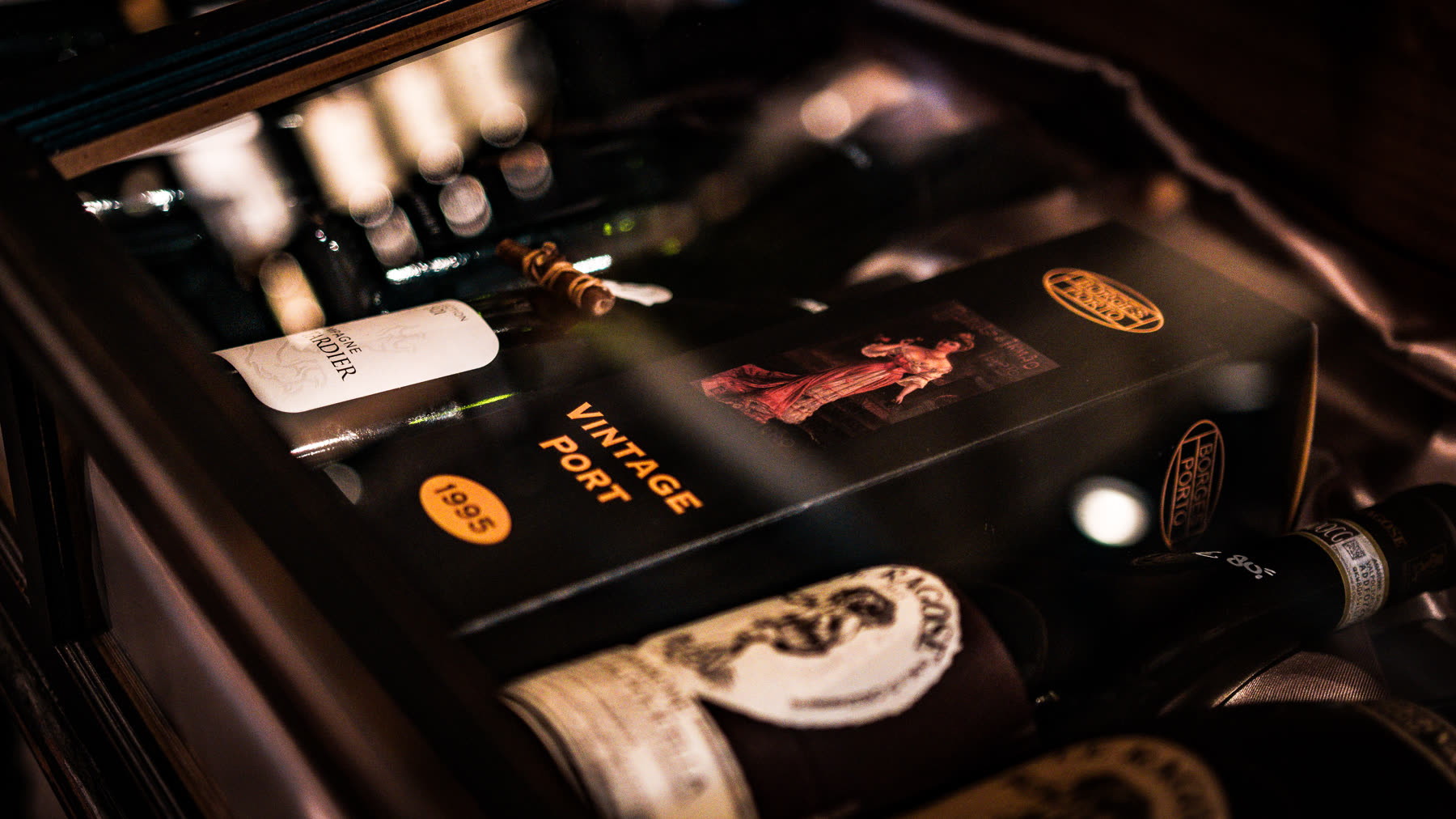 Bedrijfsvideo en productfotografie voor 24Wines in Volendam: winkel, assortiment en inpakproces (2 van 12)