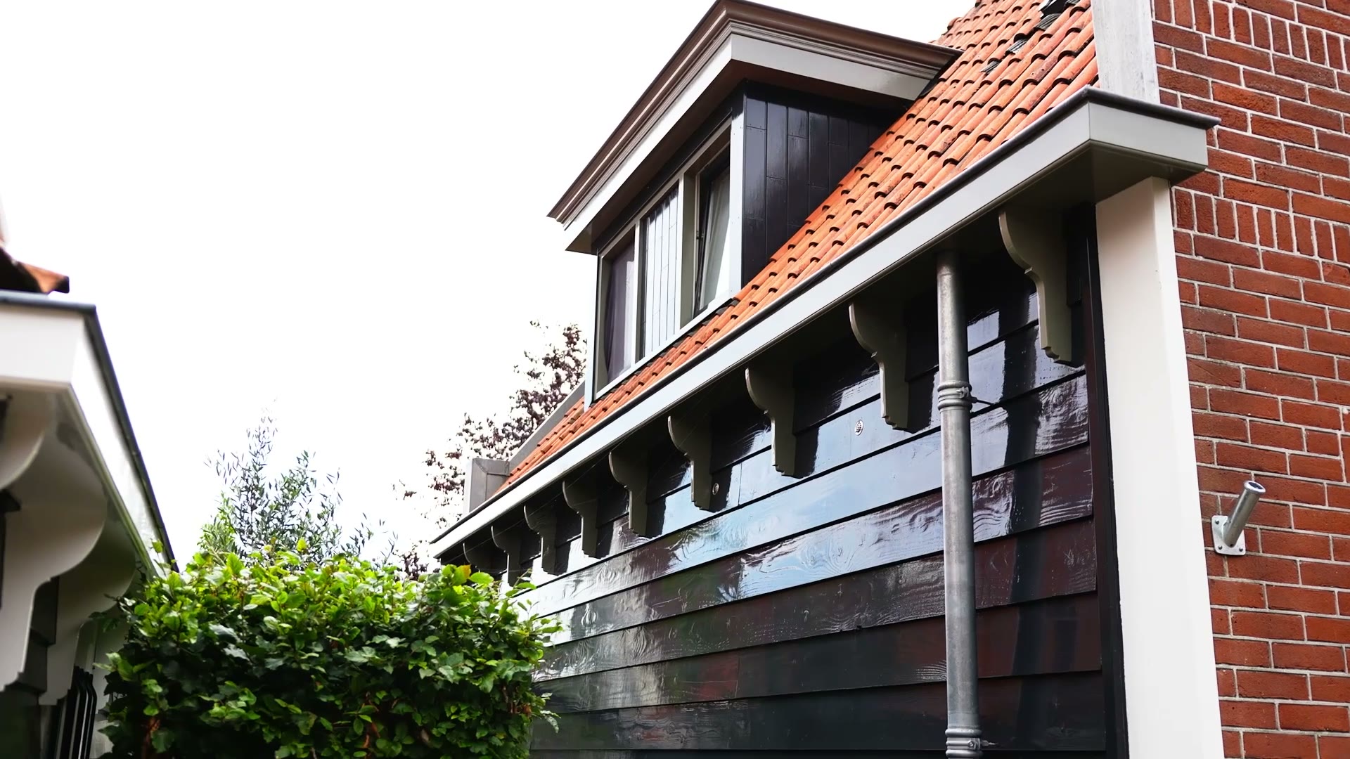 Stills uit de woningpresentatie van Vijzelstraat 1 in Edam voor Van Baarsen Vastgoed: straat, gevel en interieur (2 van 6)