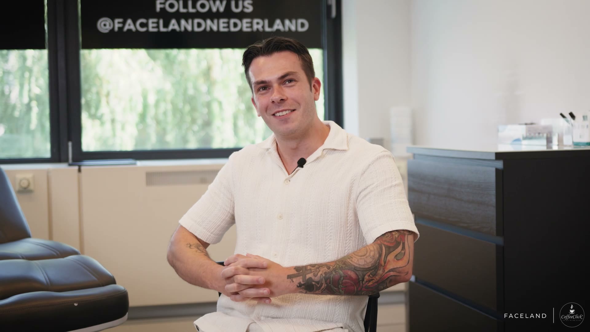 Stills uit de klantcasevideo van CoffeeClick bij Faceland Clinics: kliniek, koffiemachine en interview (2 van 6)
