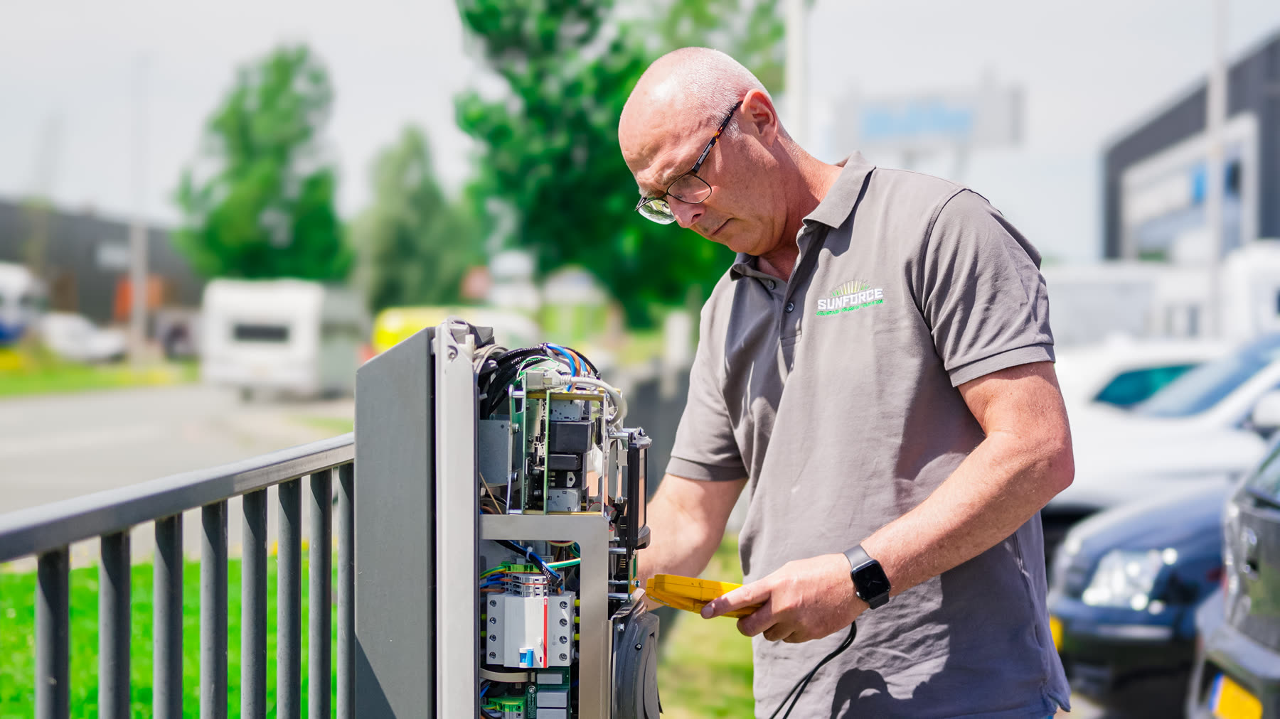 Bedrijfsfotografie voor Sunforce: installatie van zonnepanelen, techniek en team (3 van 12)