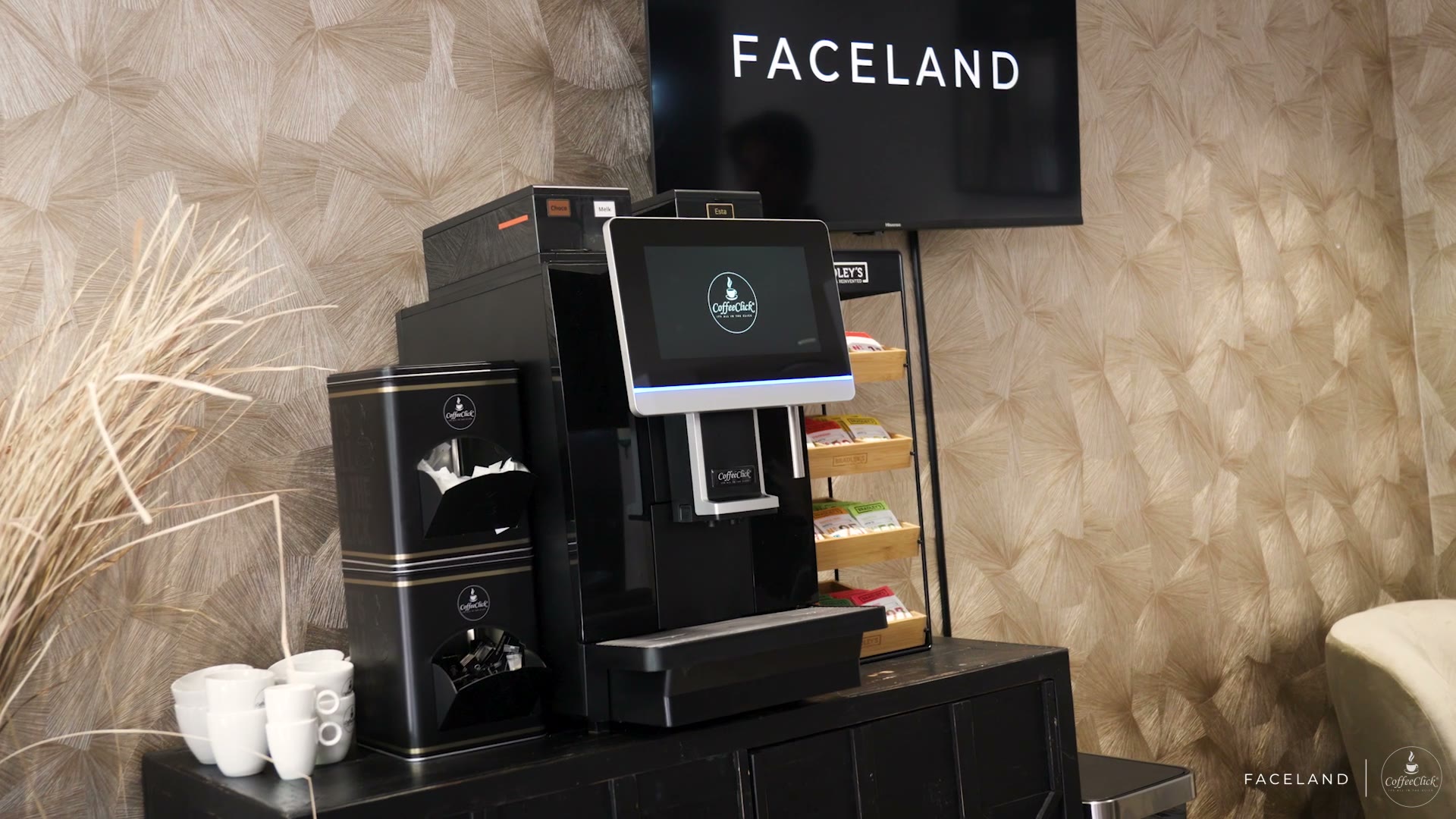 Stills uit de klantcasevideo van CoffeeClick bij Faceland Clinics: kliniek, koffiemachine en interview (3 van 6)