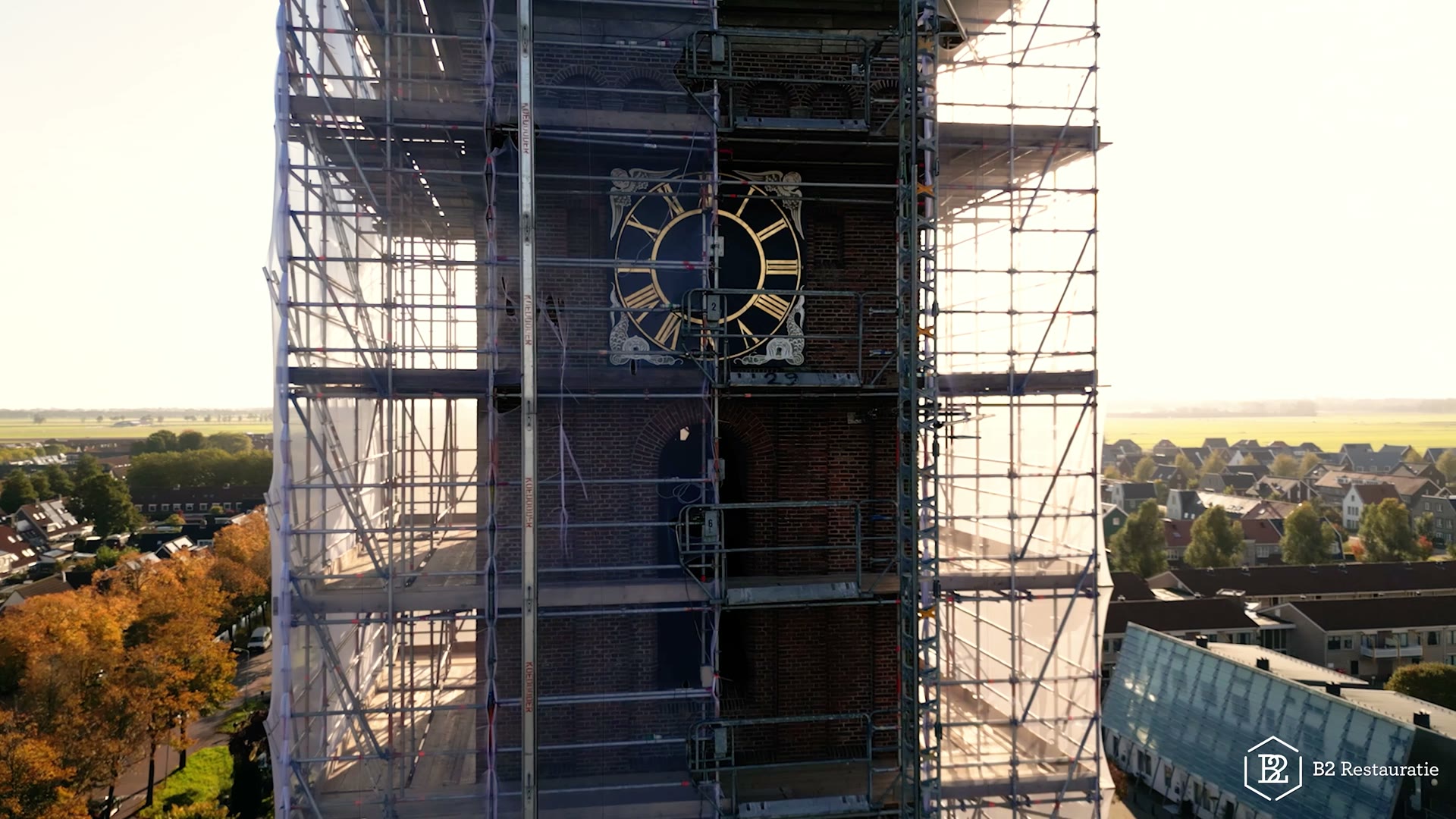 Stills uit de projectvideo van B2 Restauratie over de restauratie van de Keyserkerk in Middenbeemster: toren, steigers en vakwerk (3 van 6)