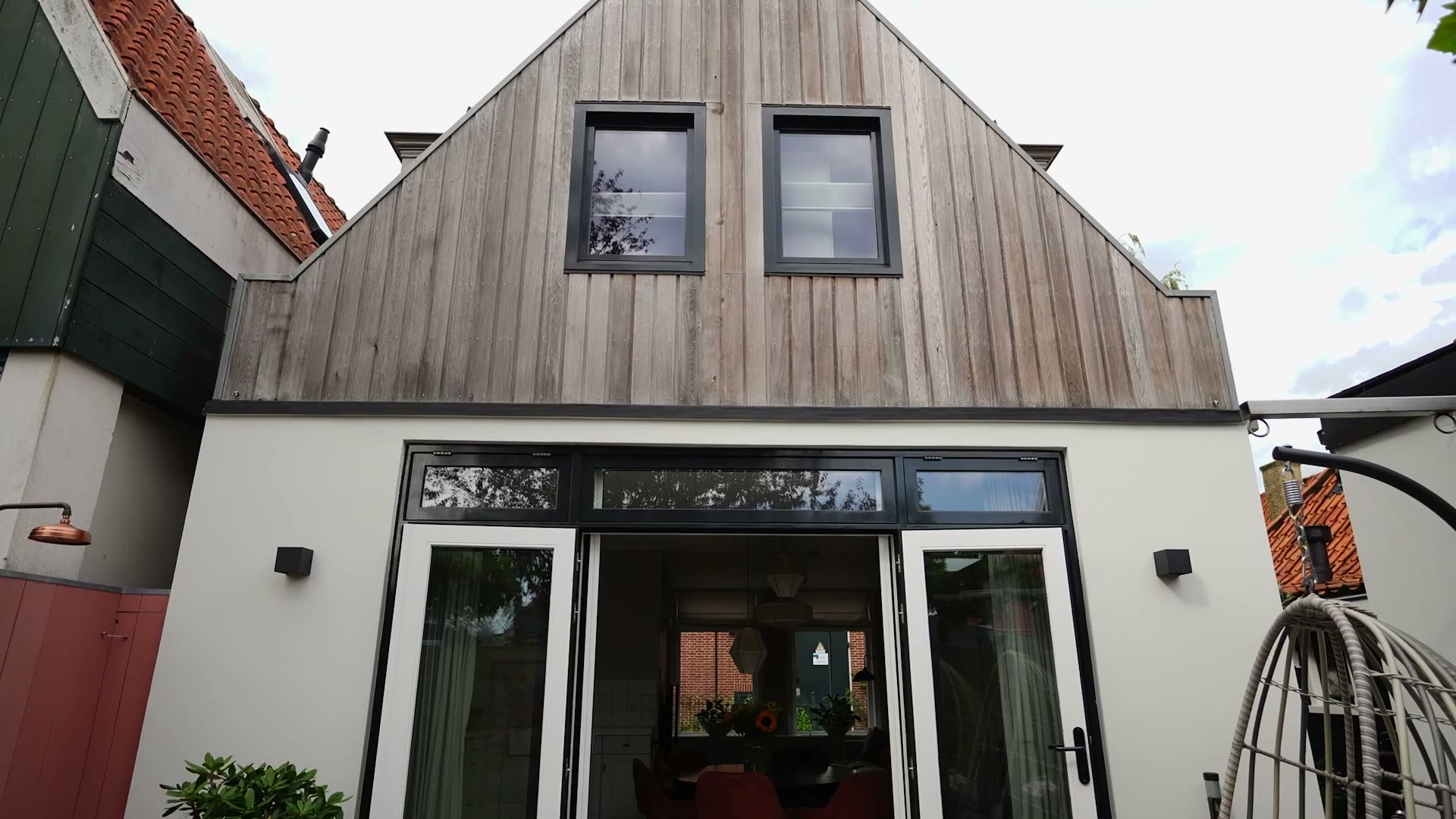 Stills uit de woningpresentatie van Vijzelstraat 1 in Edam voor Van Baarsen Vastgoed: straat, gevel en interieur (3 van 6)