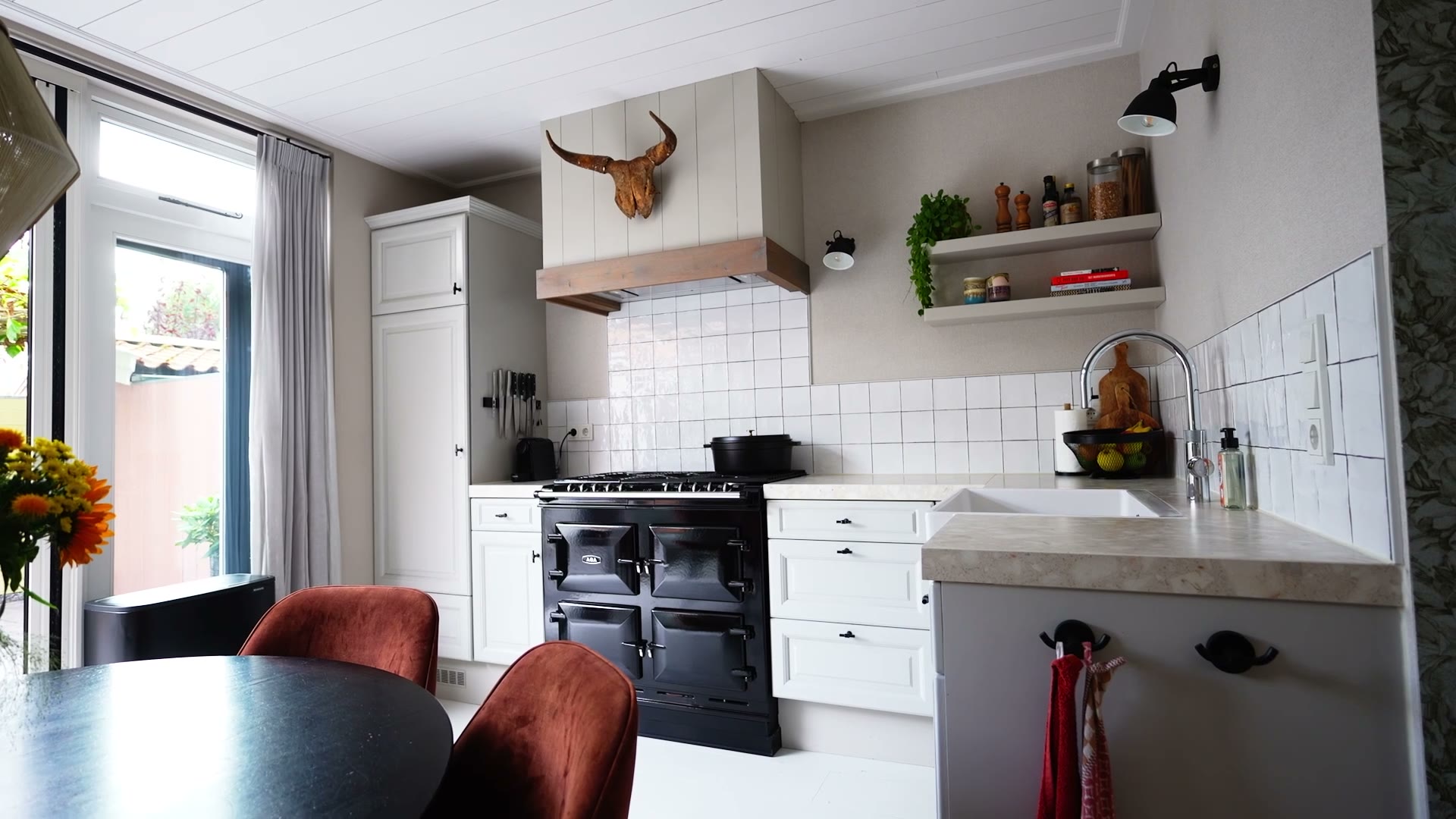 Stills uit de woningpresentatie van Vijzelstraat 1 in Edam voor Van Baarsen Vastgoed: straat, gevel en interieur (4 van 6)