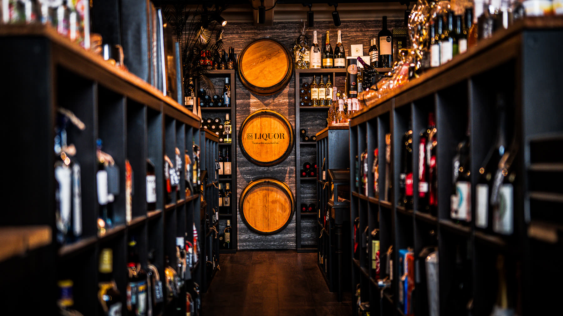Bedrijfsvideo en productfotografie voor 24Wines in Volendam: winkel, assortiment en inpakproces (4 van 12)