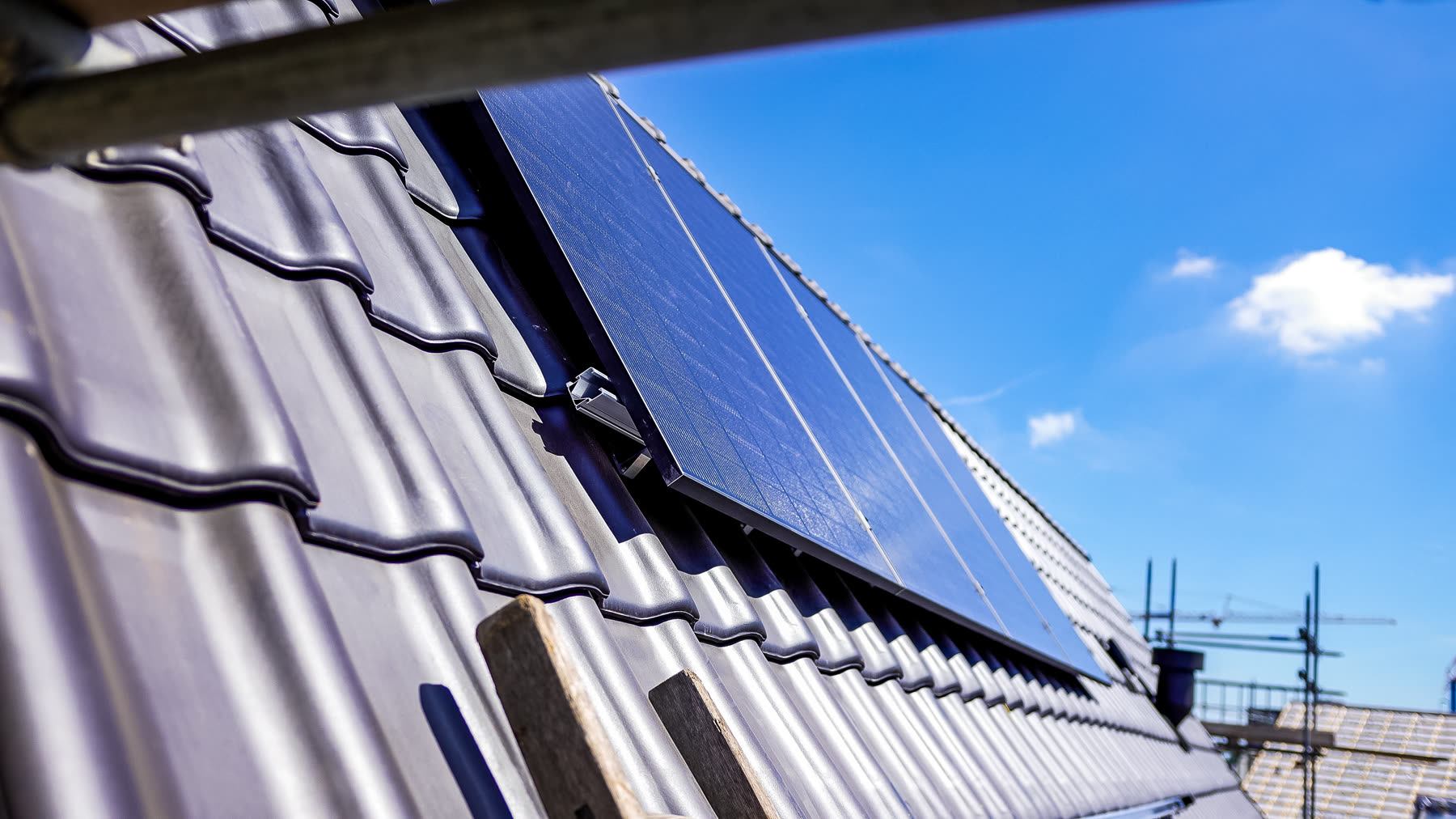 Bedrijfsfotografie voor Sunforce: installatie van zonnepanelen, techniek en team (4 van 12)