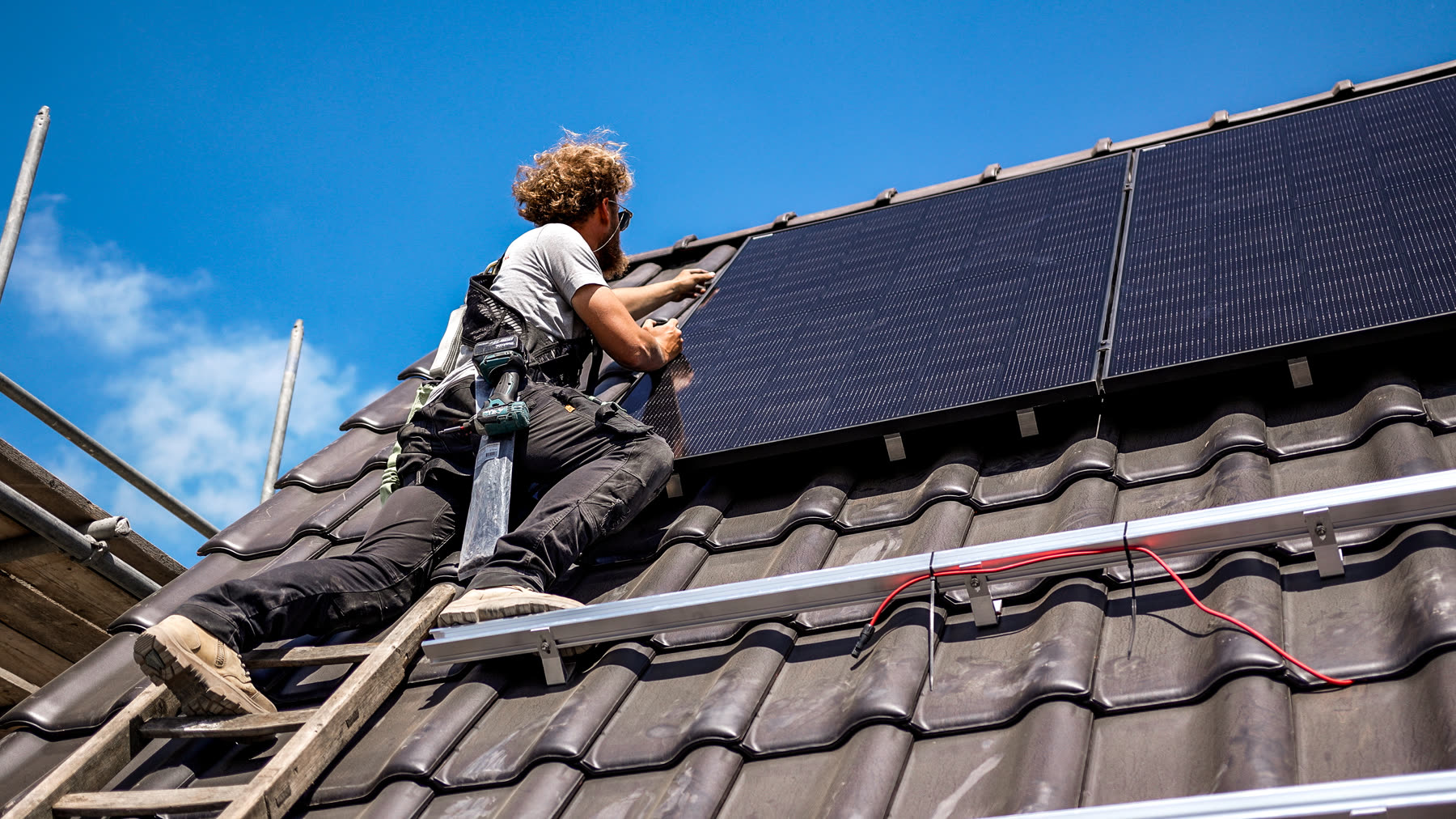 Bedrijfsfotografie voor Sunforce: installatie van zonnepanelen, techniek en team (5 van 12)