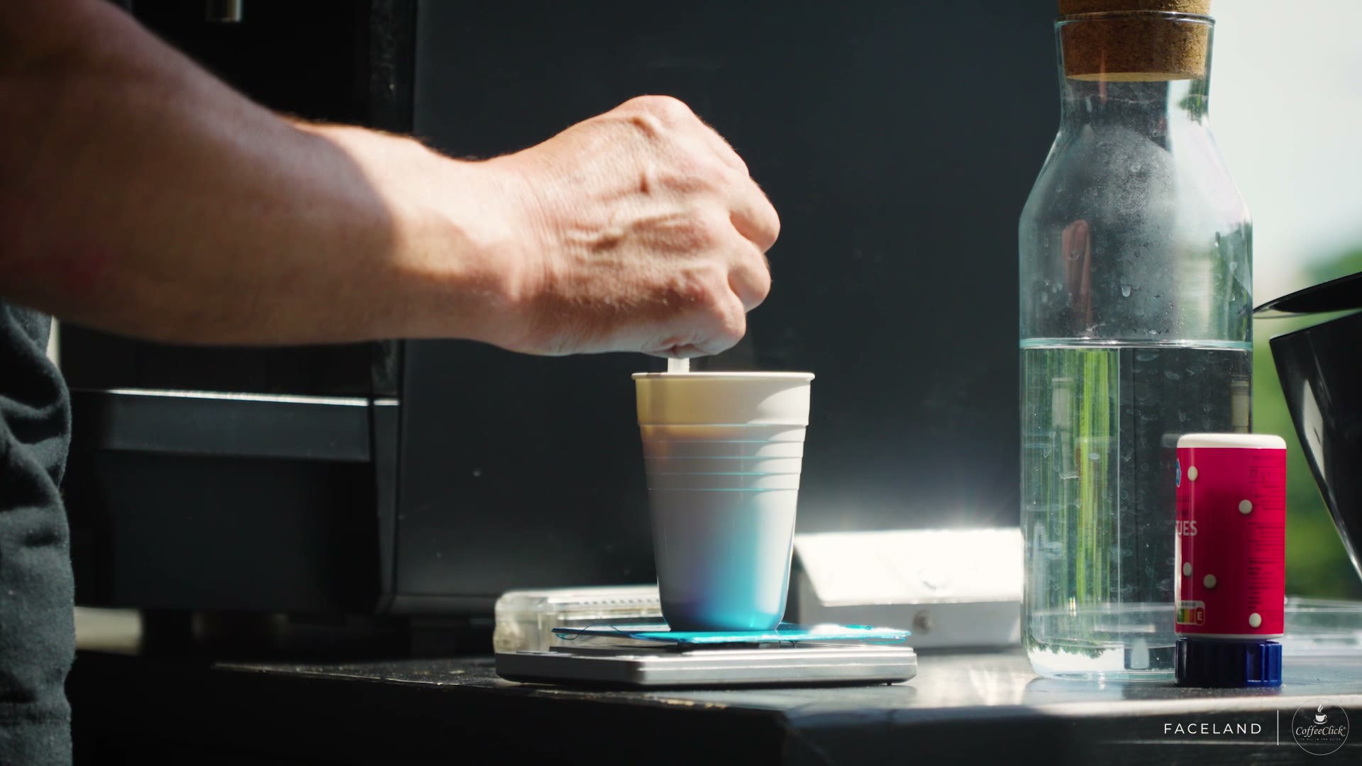 Stills uit de klantcasevideo van CoffeeClick bij Faceland Clinics: kliniek, koffiemachine en interview (5 van 6)