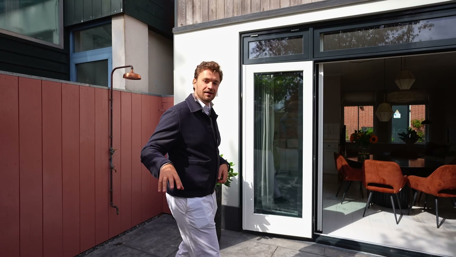 Stills uit de woningpresentatie van Vijzelstraat 1 in Edam voor Van Baarsen Vastgoed: straat, gevel en interieur (5 van 6)