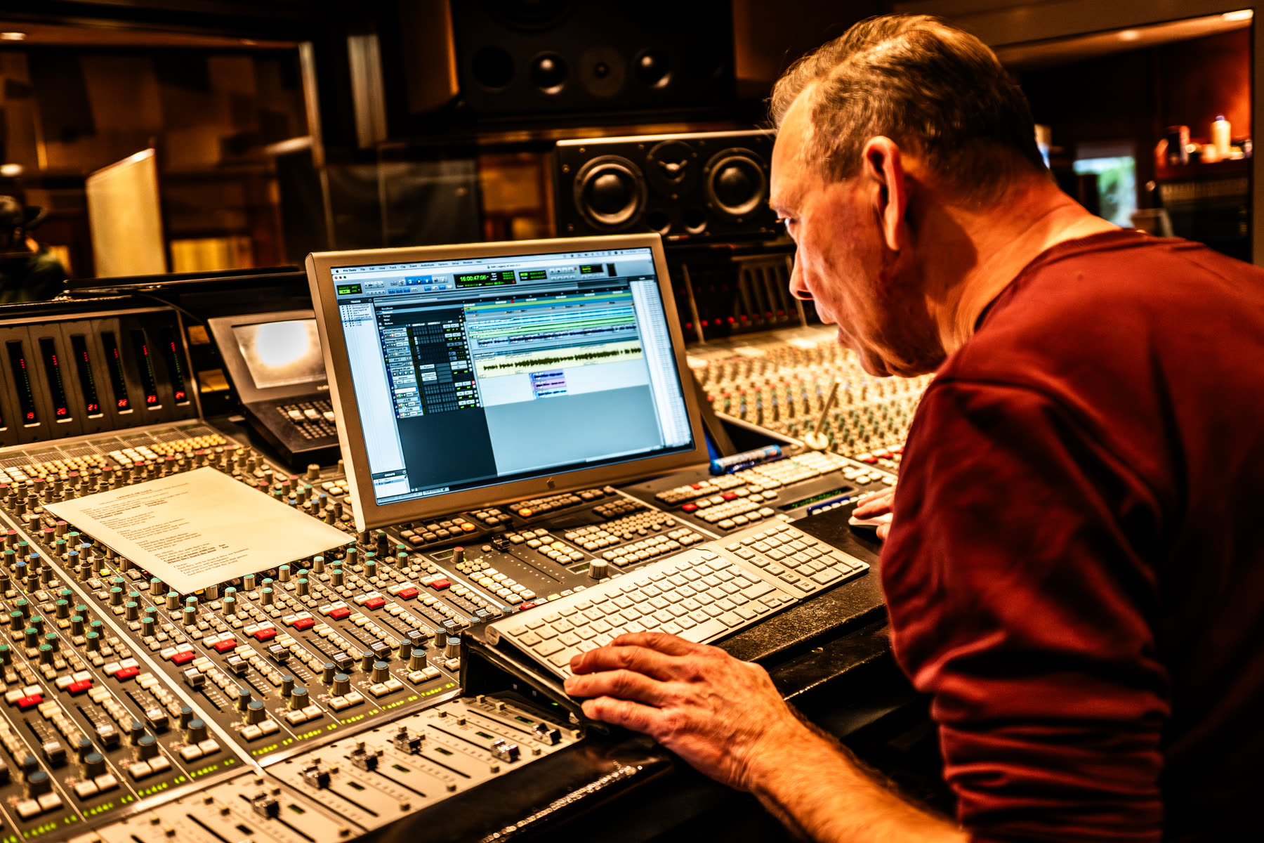 Fotoreportage voor Stichting voor het Kind: opnamesessie van de single in de studio (6 van 12)
