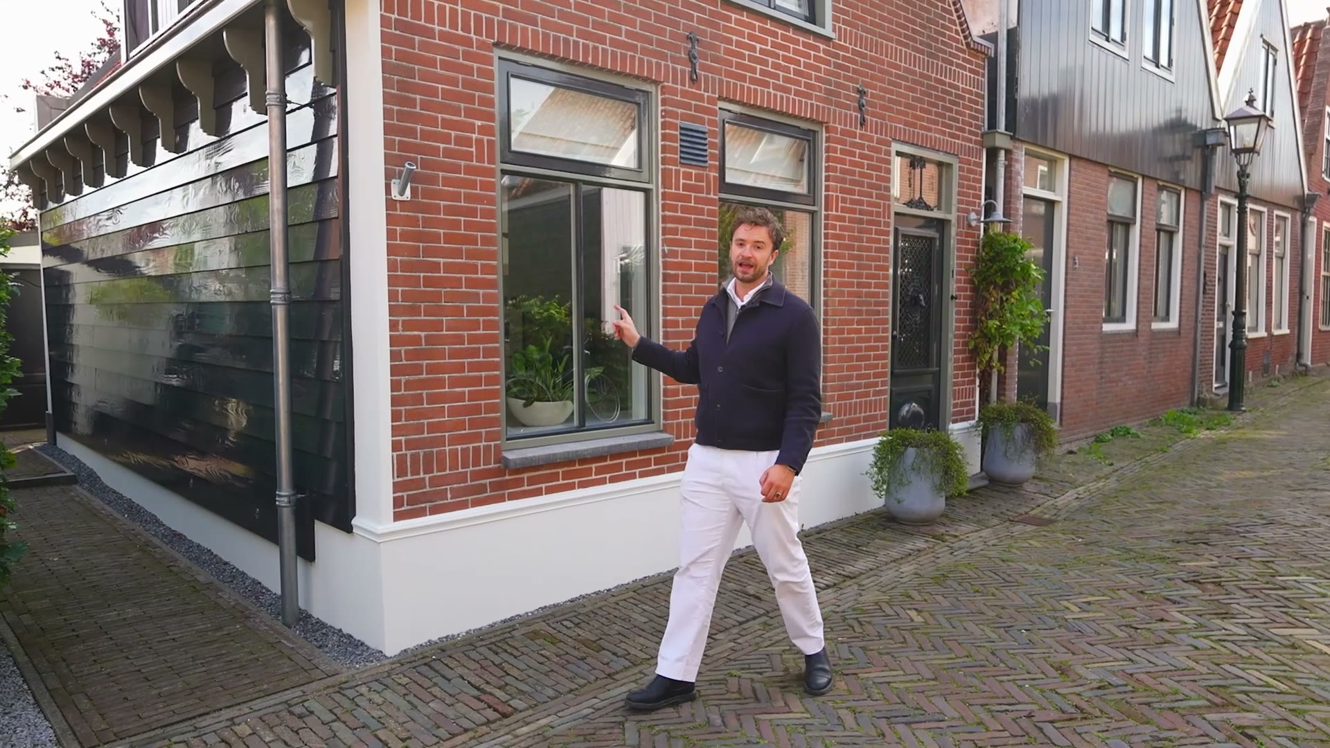 Stills uit de woningpresentatie van Vijzelstraat 1 in Edam voor Van Baarsen Vastgoed: straat, gevel en interieur (6 van 6)