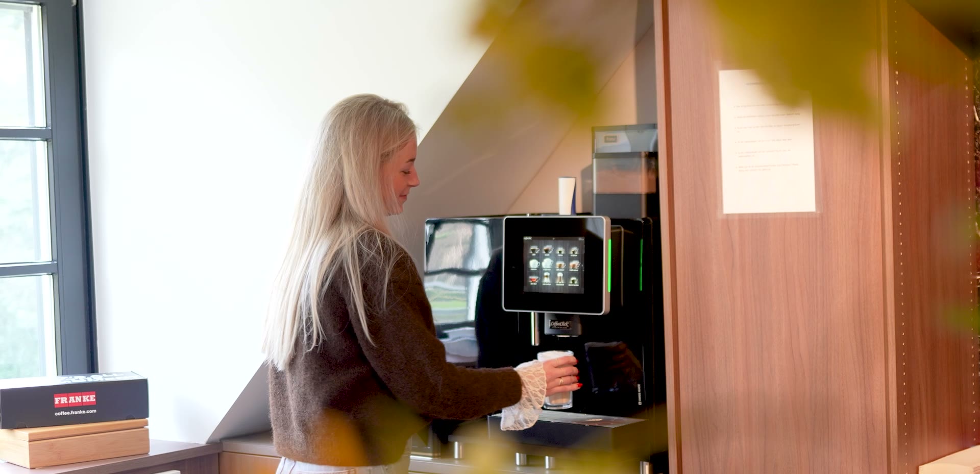 Stills uit de klantcasevideo van CoffeeClick bij TopParken in Lunteren: park, installatie en interview (6 van 6)
