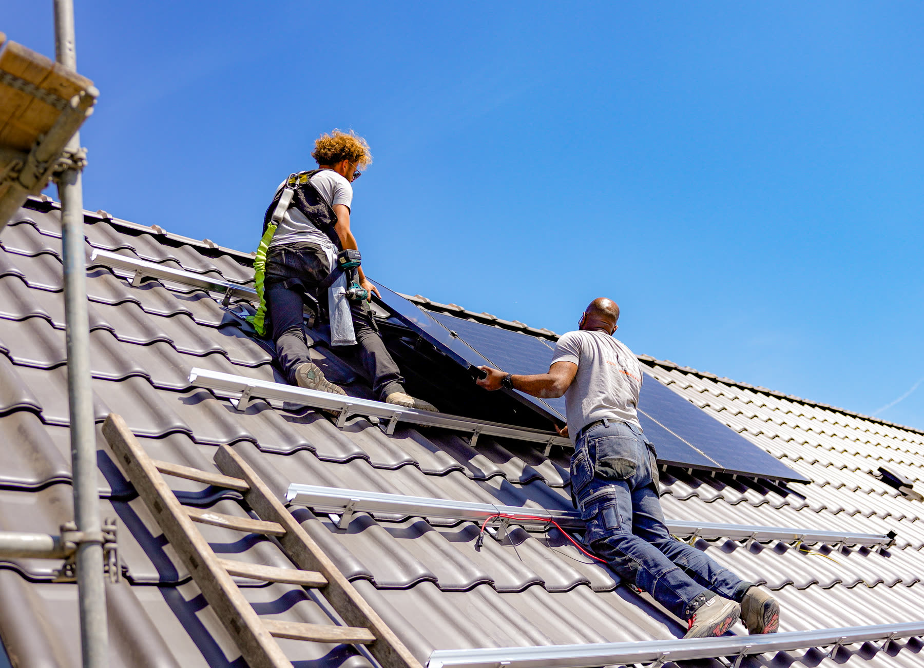 Bedrijfsfotografie voor Sunforce: installatie van zonnepanelen, techniek en team (7 van 12)