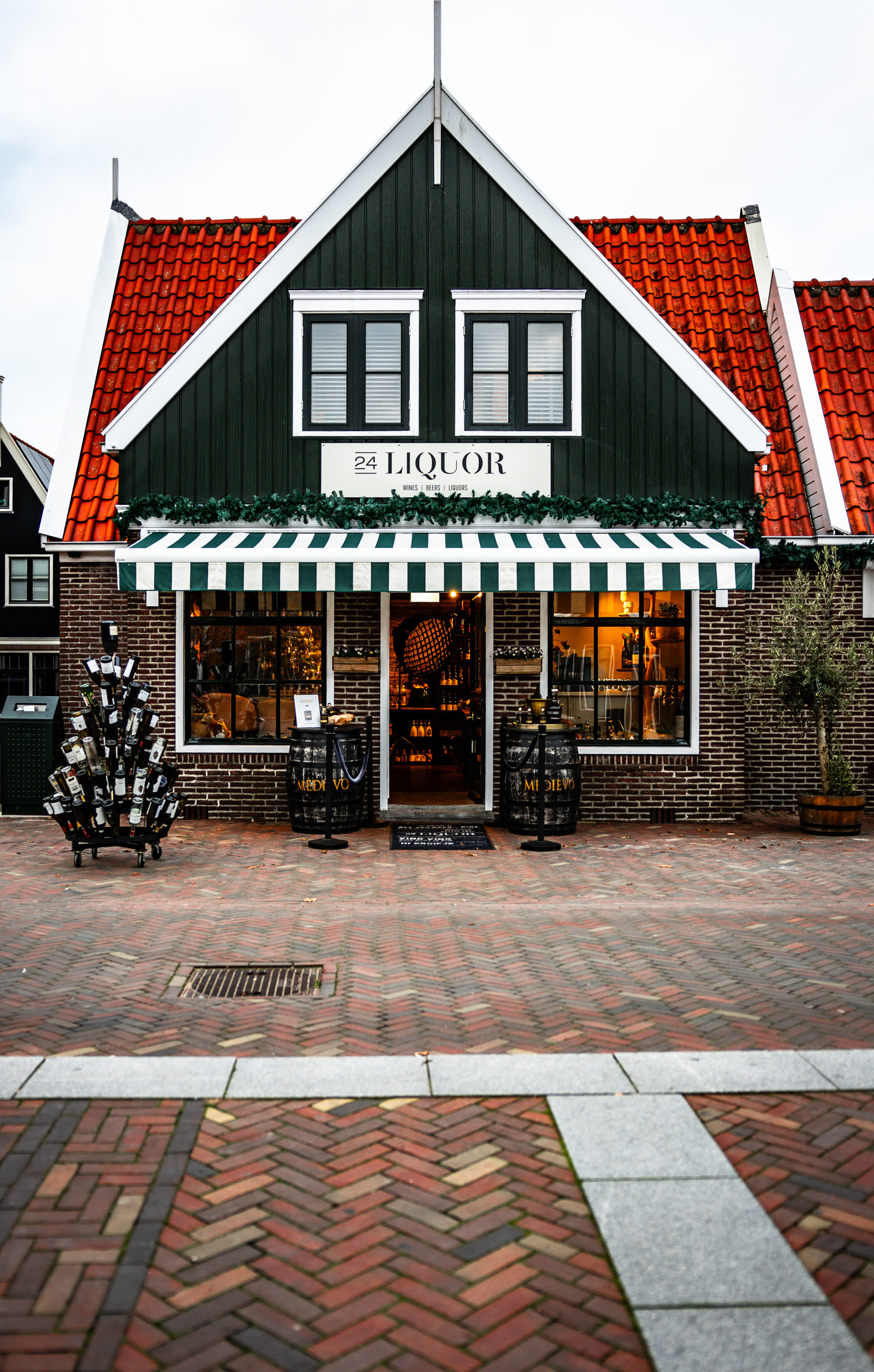 Bedrijfsvideo en productfotografie voor 24Wines in Volendam: winkel, assortiment en inpakproces (8 van 12)