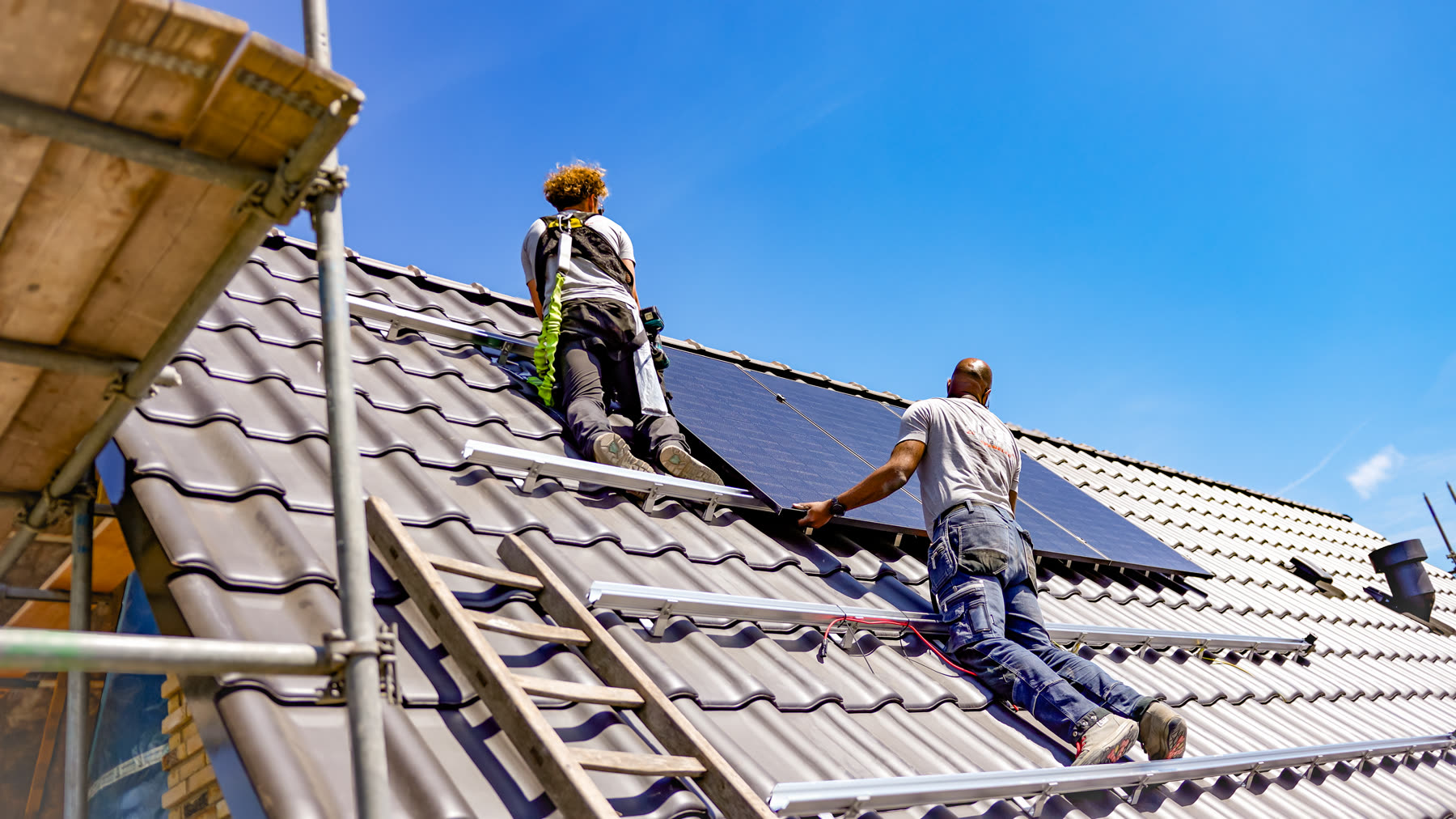 Bedrijfsfotografie voor Sunforce: installatie van zonnepanelen, techniek en team (8 van 12)