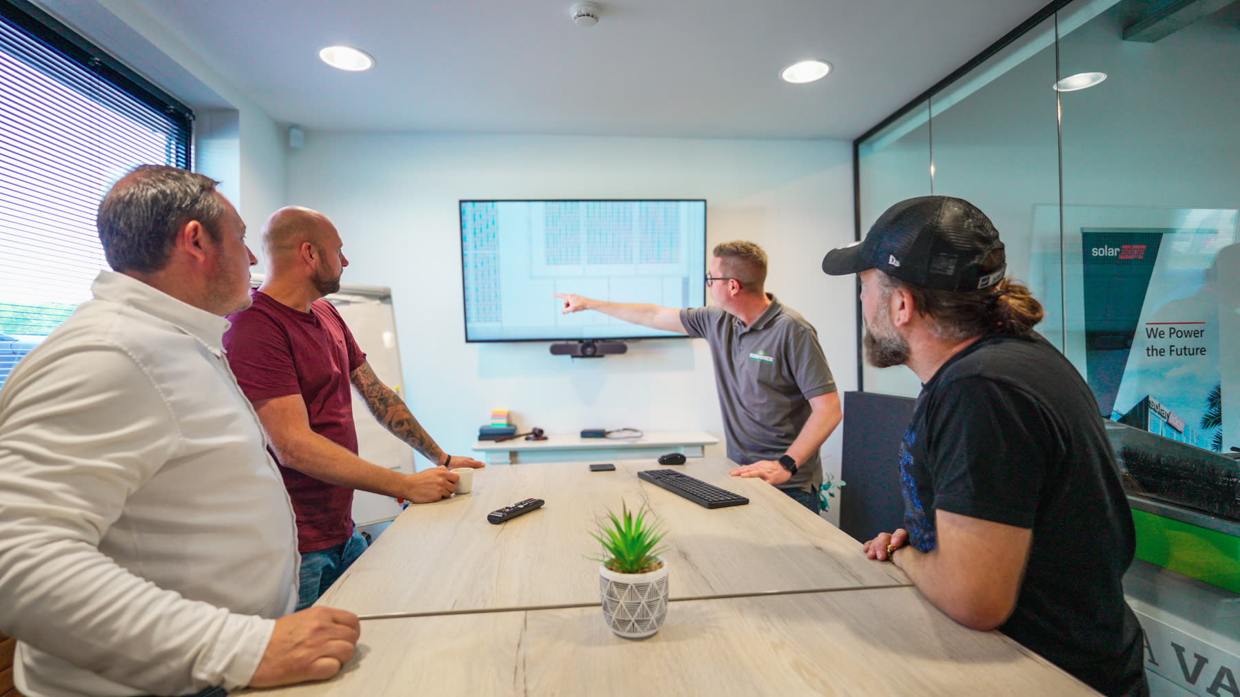 Bedrijfsfotografie voor Sunforce: installatie van zonnepanelen, techniek en team (9 van 12)