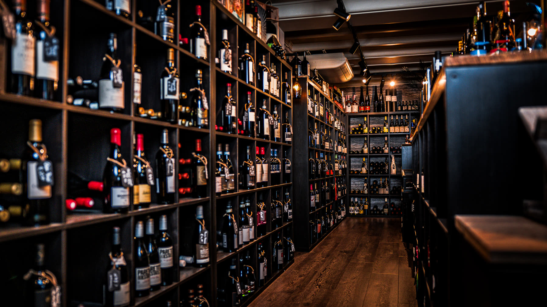 Bedrijfsvideo en productfotografie voor 24Wines in Volendam: winkel, assortiment en inpakproces (9 van 12)