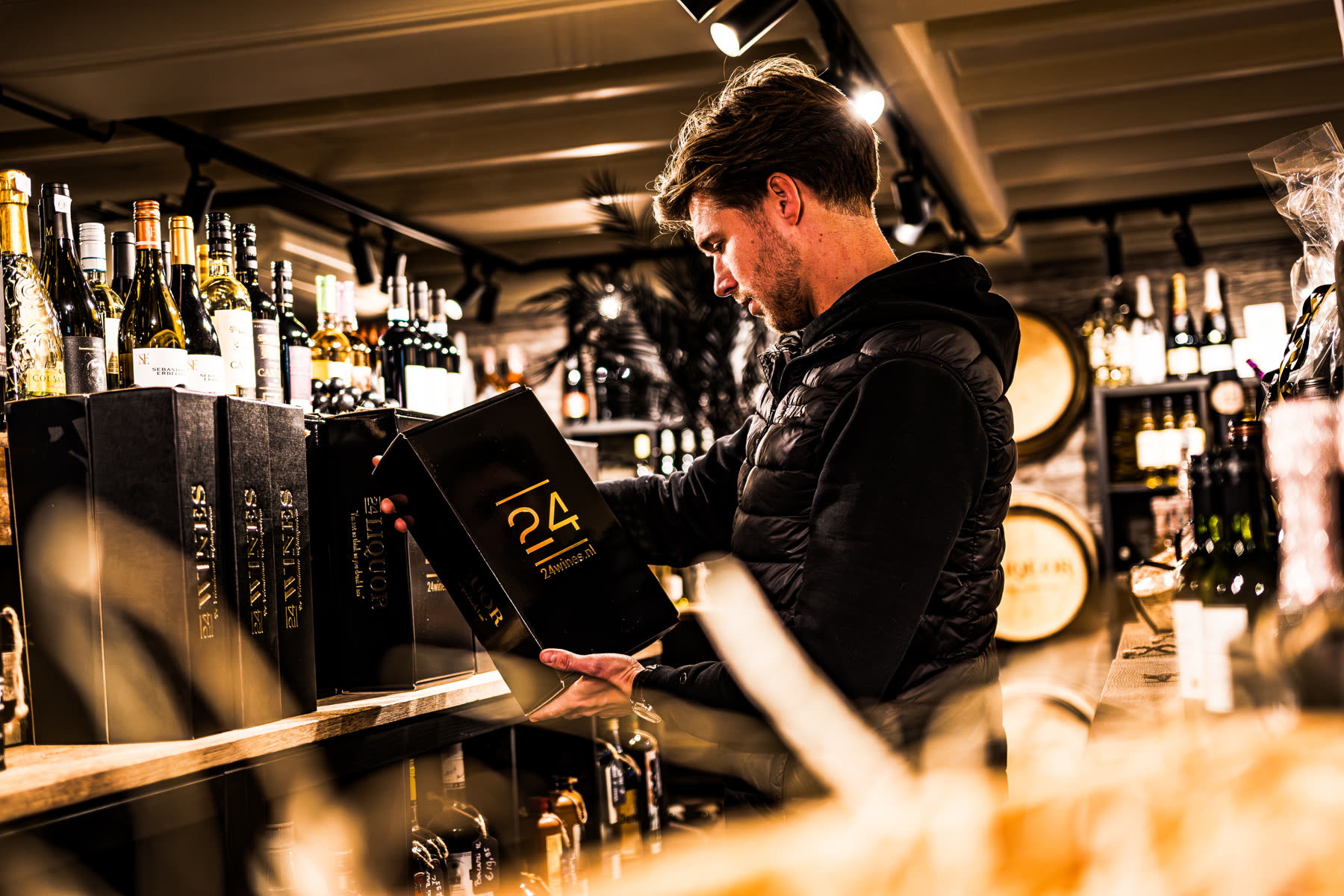 Bedrijfsvideo en productfotografie voor 24Wines in Volendam: winkel, assortiment en inpakproces (10 van 12)