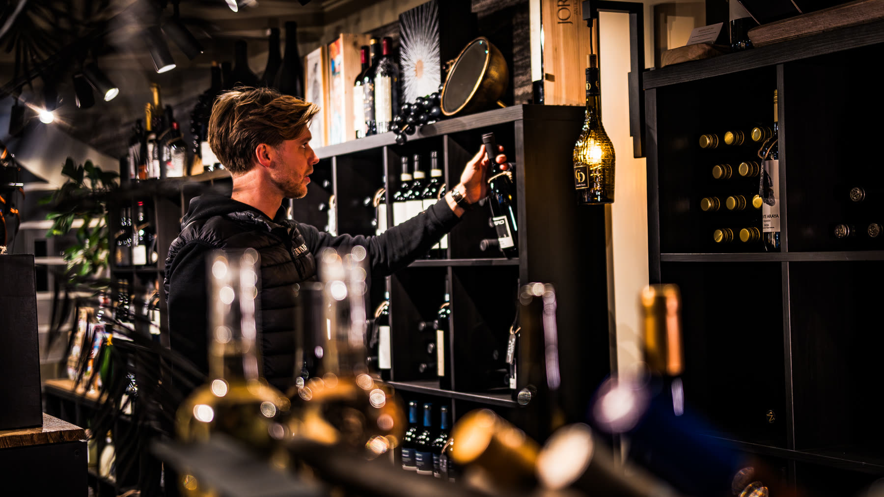 Bedrijfsvideo en productfotografie voor 24Wines in Volendam: winkel, assortiment en inpakproces (12 van 12)