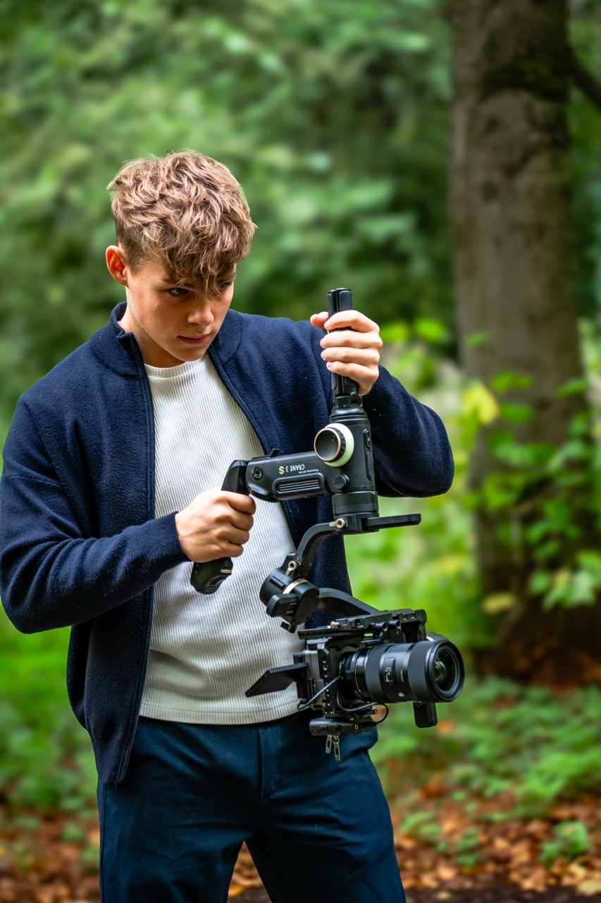 Tygo Veerman met camera op gimbal tijdens een opname buiten